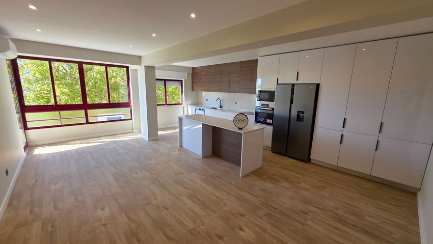 Imagem Cozinha de apartamento t3 em Avenida dos Ciprestes, 143