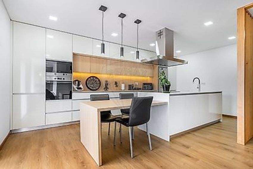 Imagem Cozinha de apartamento t4 em Rua Francisco da Silva Areias, 142