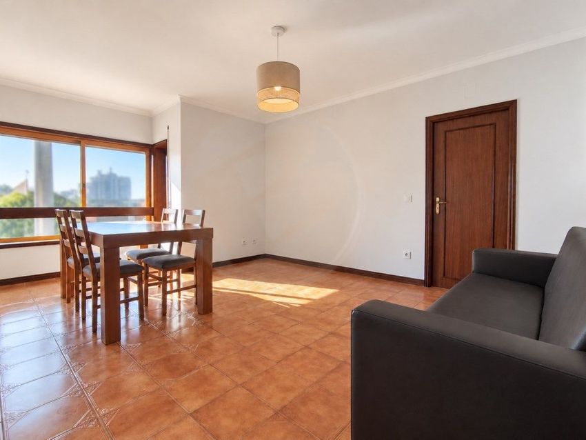 Imagem Sala de estar de apartamento t1 em Rua Doutor Armindo Graça, 105