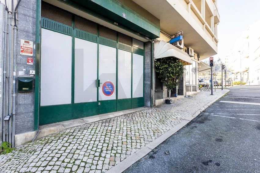 Imagem Vistas de espaço comercial em Largo do Leão s/n