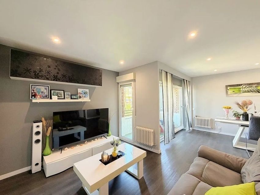Imagem Sala de estar de apartamento t4 em Rua Doutor João Soares, 4