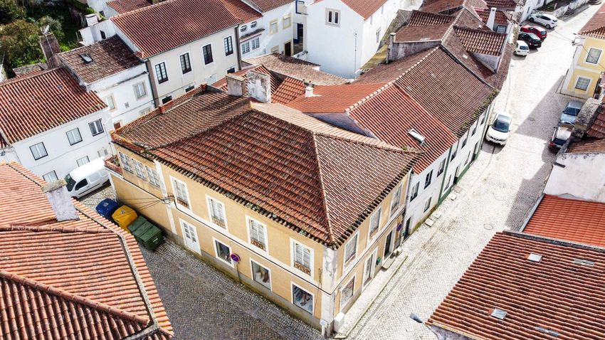 Imagem Fachada de prédio de uso misto em São Martinho do Porto