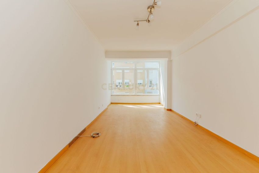 Imagem Divisão de apartamento t2 em Linda-a-Velha