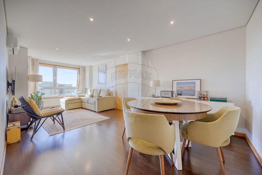 Imagem Sala de estar de apartamento t2 em Rua do Professor Antão de Almeida Garrett