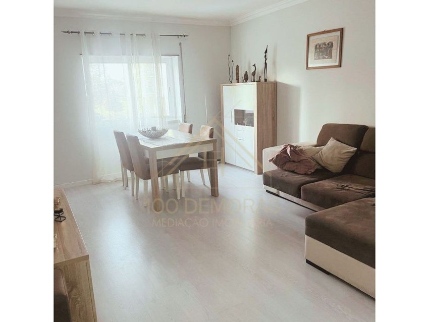 Imagem Sala de estar de apartamento t3 em Rua Júlio Augusto Henriques