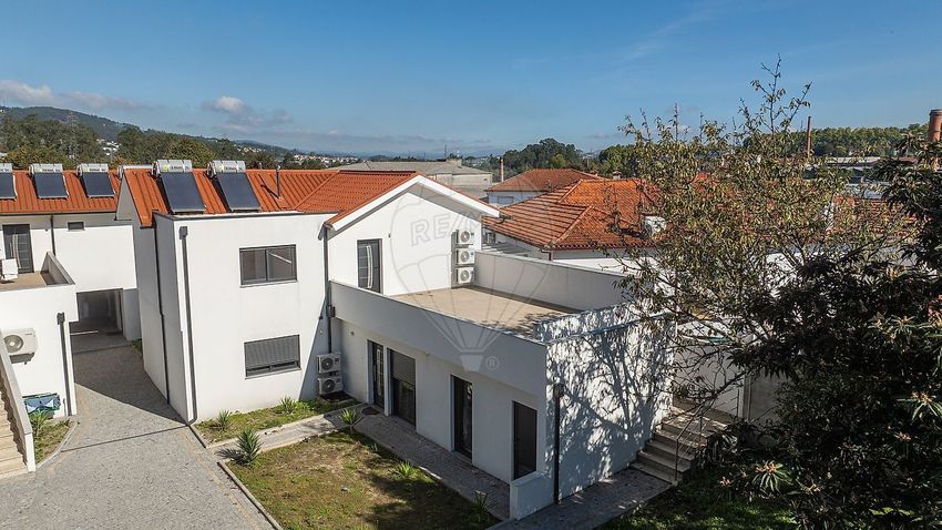 Imagem Fachada de apartamento t2 em Rua de Real