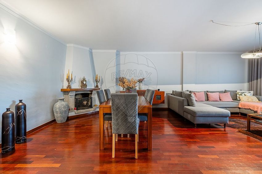 Imagem Sala de estar de apartamento t3 em Rua Mário de Almeida