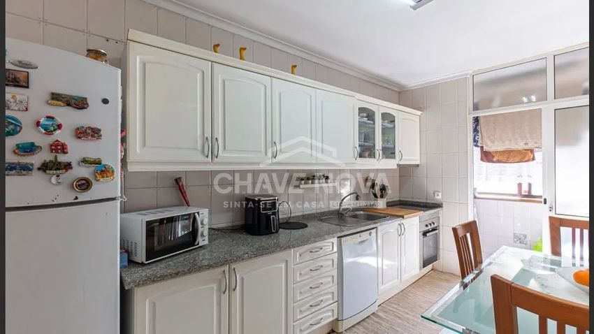Imagem Cozinha de apartamento t3 em Rua Alexandre Herculano