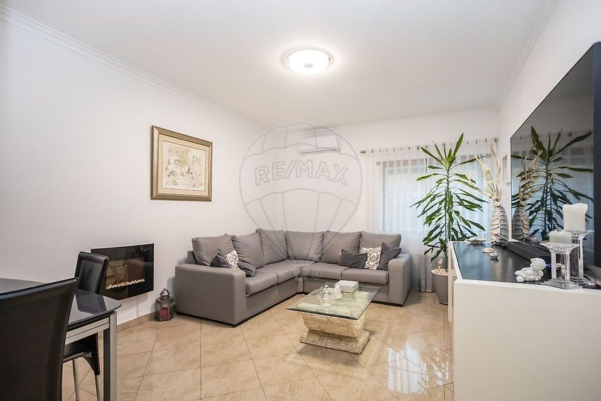 Imagem Sala de estar de apartamento t3 em Rua António Augusto Louro