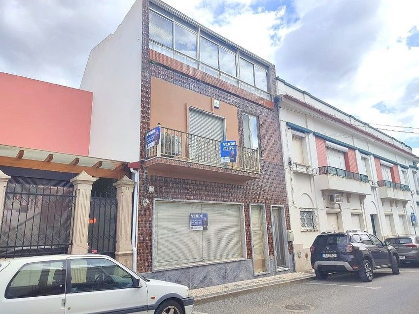 Imagem Vistas de prédio em Rua Luís de Camões, 44