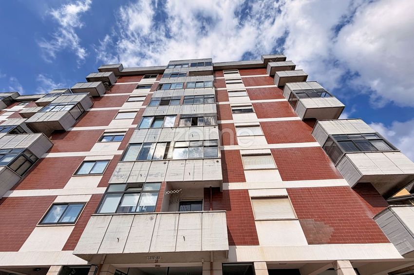 Imagem Fachada de apartamento t2 em Rua Miguel Torga, 38
