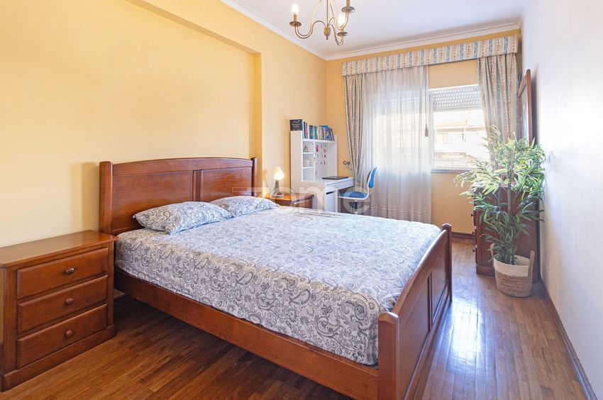 Imagem Quarto de apartamento t3 em Rua Abel Manta s/n