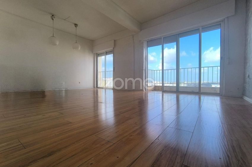 Imagem Sala de estar de apartamento t4 em Rua Tenente General Zeferino Sequeira, 20