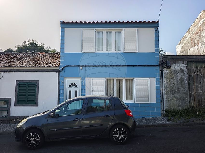Imagem Fachada de  moradia geminada em Rosto de Cão (São Roque)