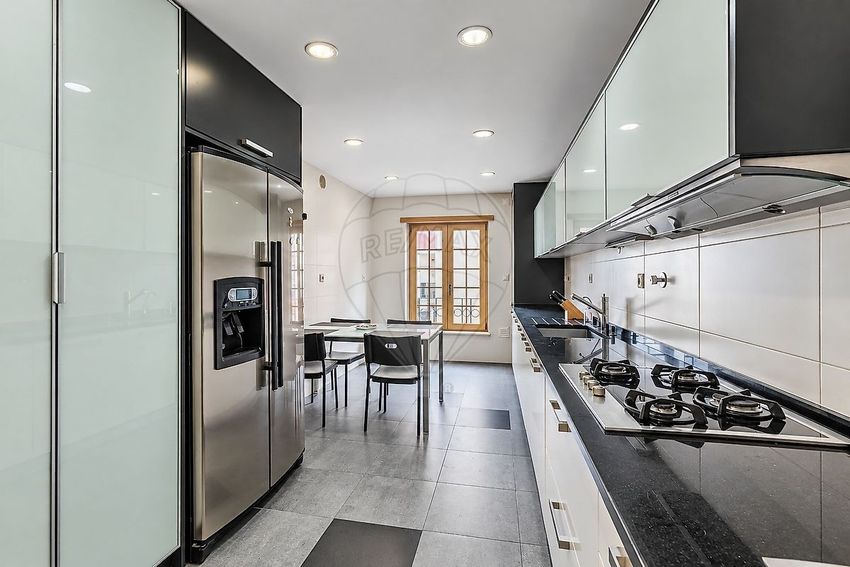 Imagem Cozinha de apartamento t3 em Rua Luís Ludovice