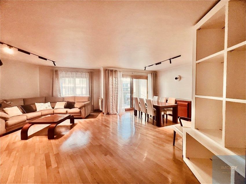 Imagem Sala de estar de apartamento t3 em Avenida Marechal Carmona, 124 a