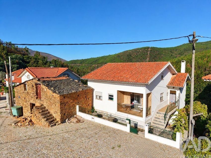 Imagem Fachada de  moradia independente em Vide e Cabeça