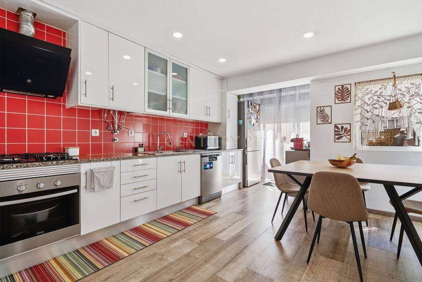 Imagem Cozinha de apartamento t2 em Rua António Ferro, 5