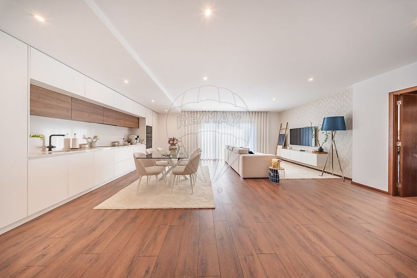 Imagem Sala de estar de apartamento t3 em Rua Professor Humberto Gonçalves s/n
