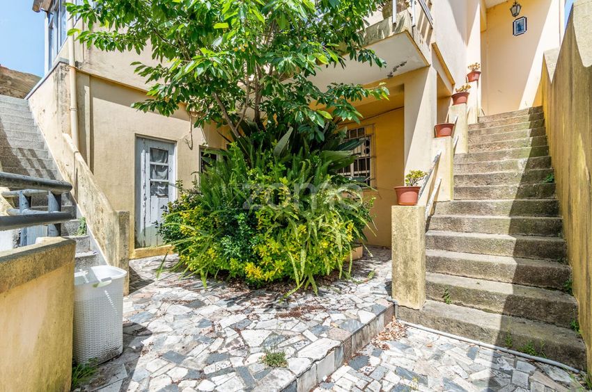 Imagem Jardim de  moradia independente em Calçada João Deus, 147