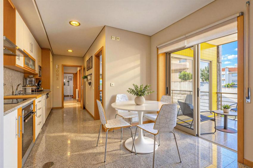Imagem Cozinha de apartamento t3 em Rua Doutor Milheiro