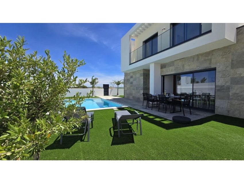 Imagem Piscina de  moradia independente em Armação de Pêra