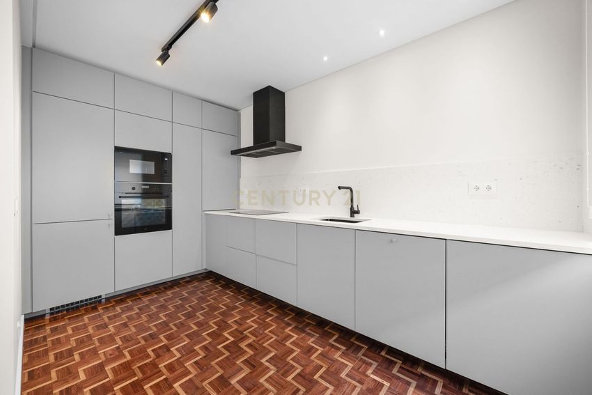 Imagem Cozinha de apartamento t3 em Rua Alexandre Herculano, 2