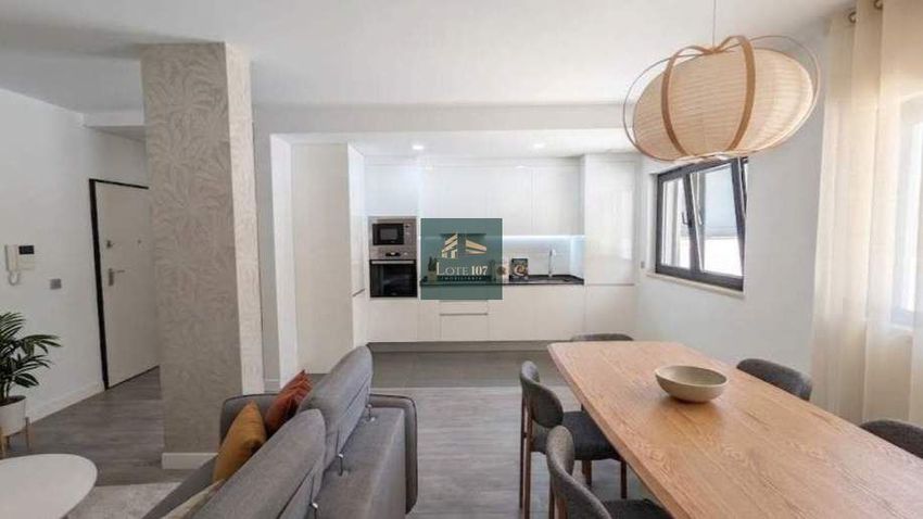Imagem Sala de estar de apartamento t3 em Rua do Fogueiro