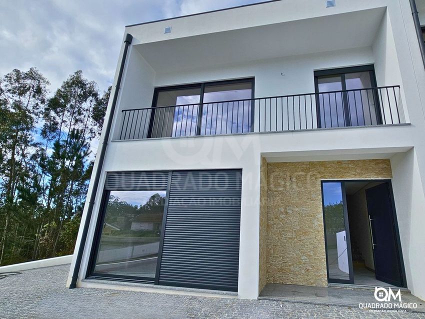 Imagem Fachada de  moradia em banda em Largo Combatentes