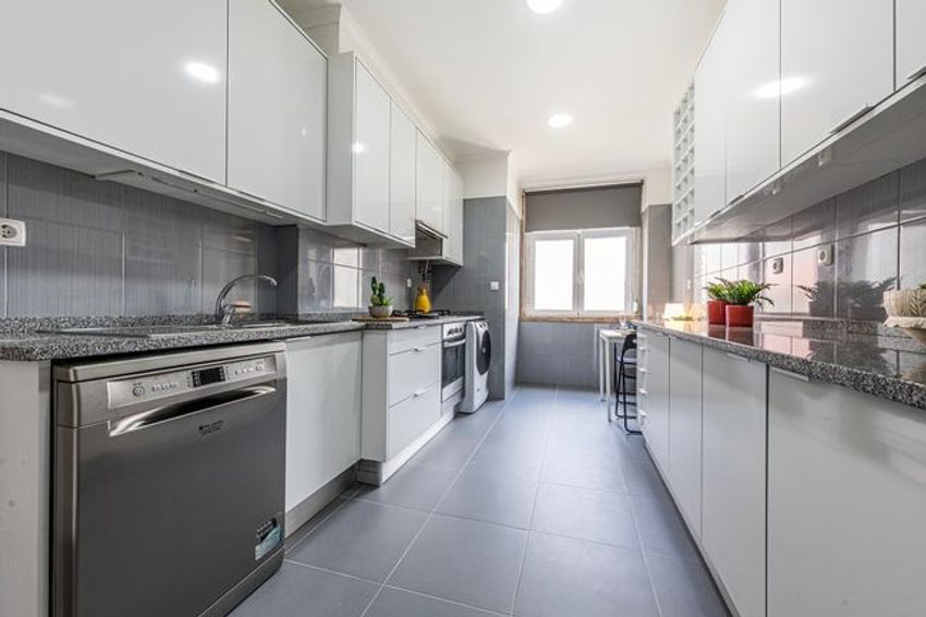 Imagem Cozinha de apartamento t3 em Rua Neves Ferreira