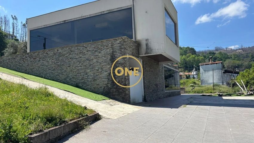Imagem Fachada de espaço comercial em Canelas e Espiunca