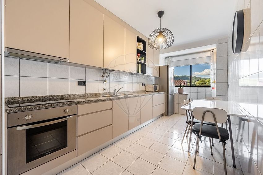 Imagem Cozinha de apartamento t2 em Avenida Professor Machado Vilela
