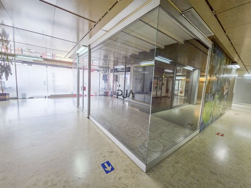 Imagem de espaço comercial em Avenida Doutor Lourenço Peixinho, 146