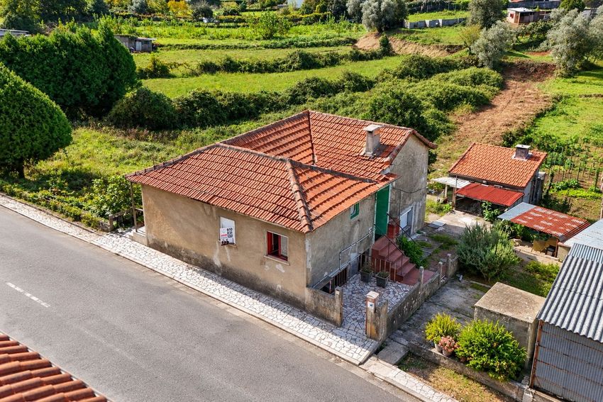 Imagem Fachada de  moradia independente em Rua do Cerquido, 141