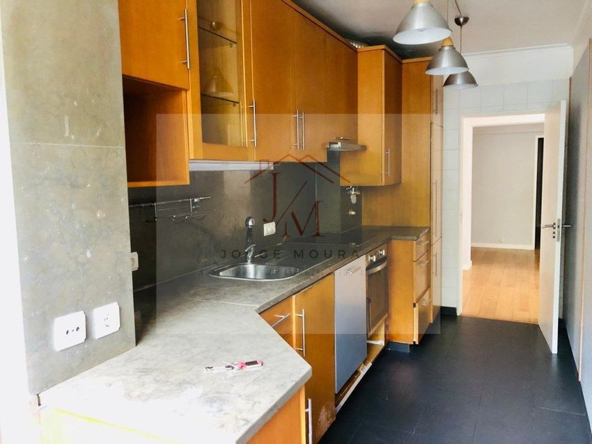 Imagem Cozinha de apartamento t2 em Rua do Lido
