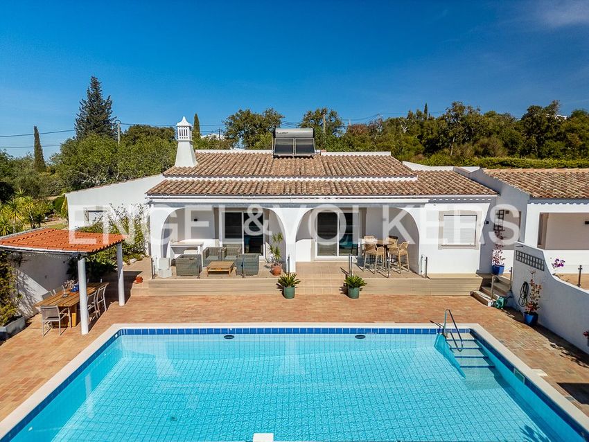Imagem Piscina de  moradia independente em Santa Bárbara de Nexe