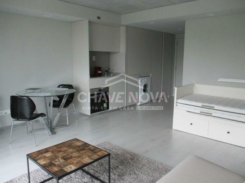 Imagem Sala de estar de apartamento t0 em Rua Cristovão Pinho Queimado s/n
