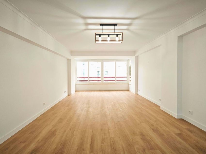 Imagem Sala de estar de apartamento t3 em Estrada da Luz