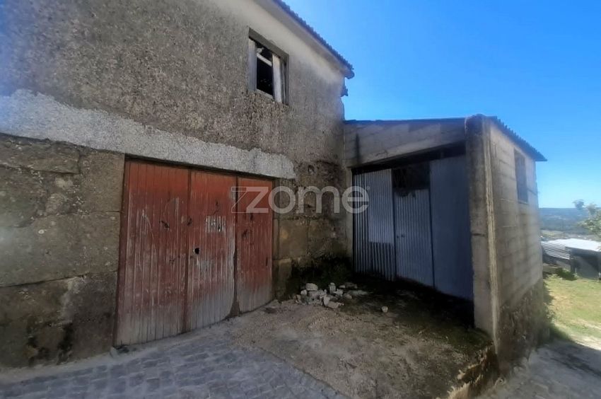Imagem Fachada de  moradia geminada em Mairos