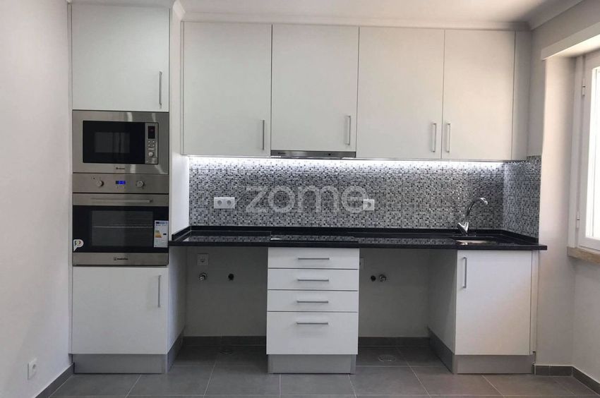 Imagem Cozinha de apartamento t2 em Rua Henrique Nogueira, 1