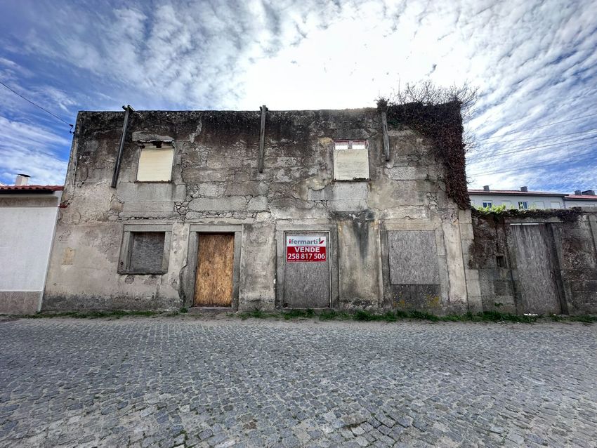 Imagem Fachada de  moradia geminada em Rua da Seca