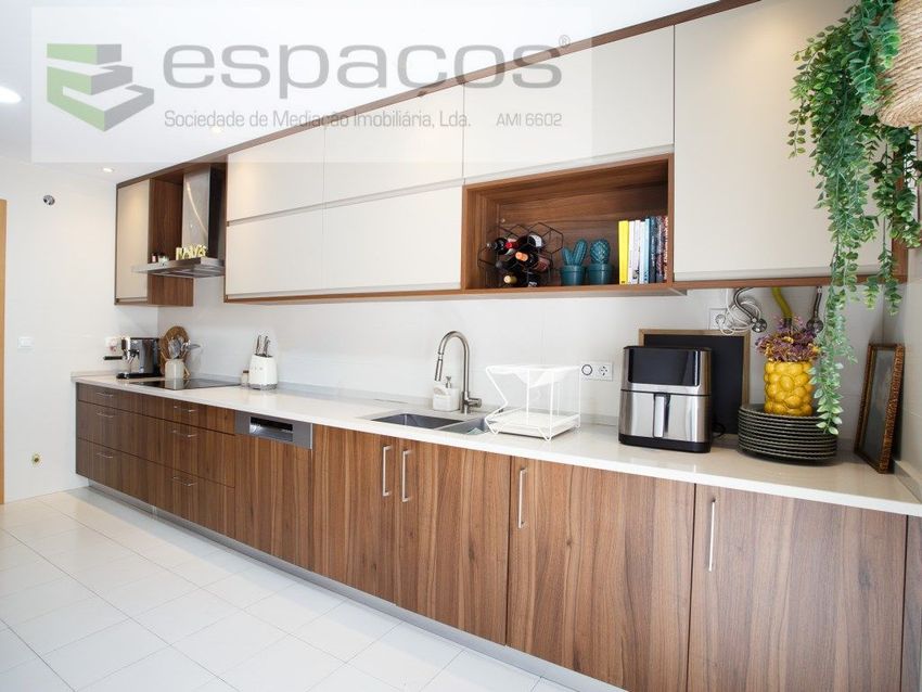 Imagem Cozinha de apartamento t3 em Rua Júlio Conceição Sousa, 6