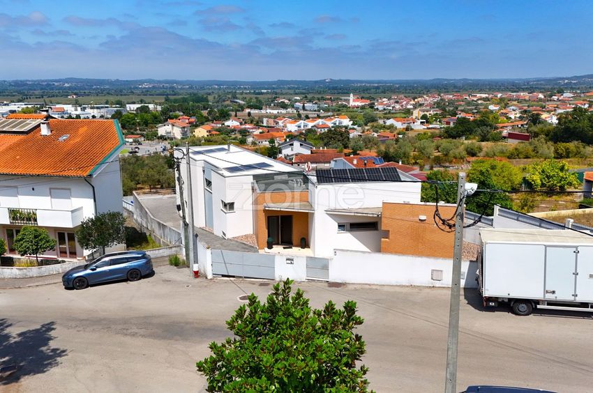 Imagem Fachada de  moradia independente em Rua Vladimir dos Santos, 93