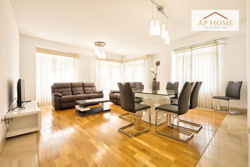 Imagem Sala de estar de apartamento t3 em Rua do Batalhão de Caçadores, 21