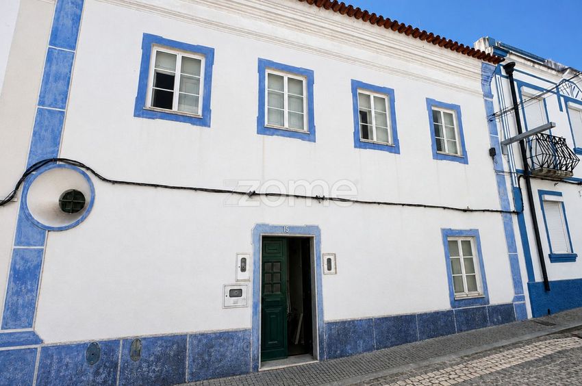 Imagem Fachada de  moradia independente em Rua Cunha Rivara, 15