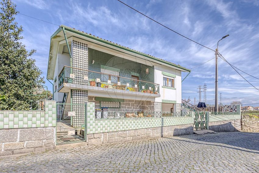 Imagem Fachada de  moradia independente em Rua Cavadas Velhas