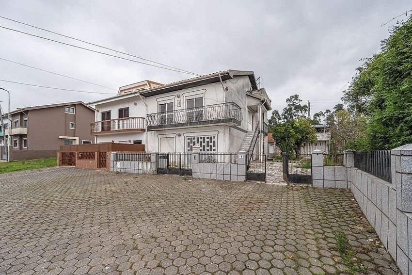 Imagem Fachada de  moradia geminada em Rua Cavadas Velhas, 134