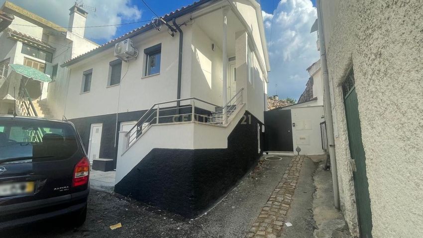 Imagem Fachada de  moradia em banda em Travessa da Quelha, 3