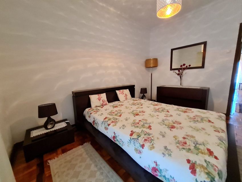 Imagem Quarto de apartamento t2 em Rua Padre Francisco Maria da Silva s/n