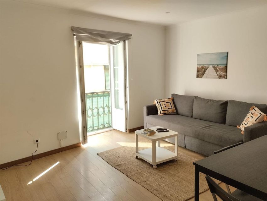 Imagem Sala de estar de apartamento t1 em Largo do Conde de Pombeiro, 14